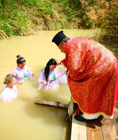 Bautismo en el río Jordán con un patriarca ortodoxo.