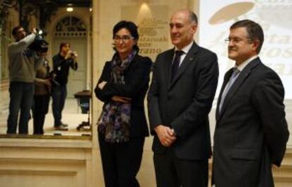 Desde la izquierda, Silvia Churruca, directora de comunicación del BBVA, Iñaki Goirizelaia, rector de la UPV, y José Luis de la Cuesta, director de los cursos.