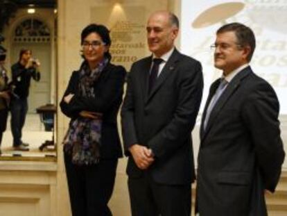 Desde la izquierda, Silvia Churruca, directora de comunicación del BBVA, Iñaki Goirizelaia, rector de la UPV, y José Luis de la Cuesta, director de los cursos.