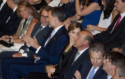 El rey Felipe VI conversa con el presidente de la Generalitat, Artur Mas, y su esposa, Helena Rakosnik, durante el acto de entrega de los Premios Fundación Princesa de Girona el 25 de junio. El monarca apeló en la unidad para "construir una sociedad mejor".