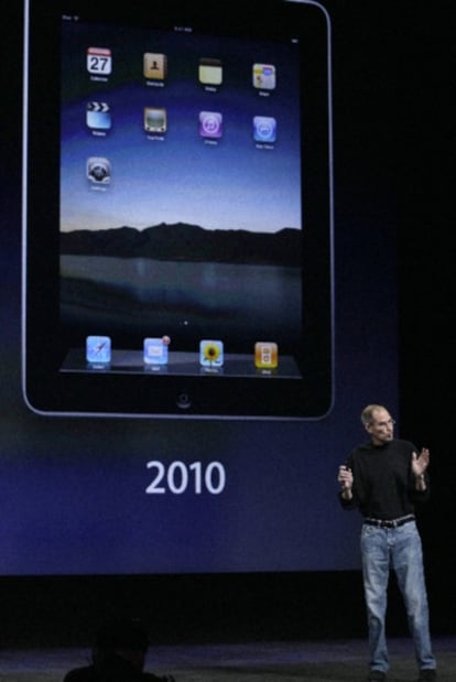 Steve Jobs presenta la nueva versión de la tableta iPad.
