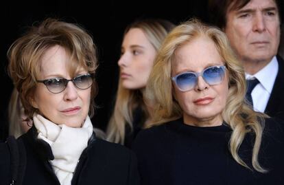 Silvie Vartan y Nathalie Baye, las dos exmujeres de Halliday en su funeral en París.