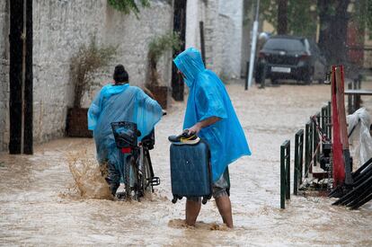 Un hombre y una mujer caminan entre las calles de Volos este martes. 