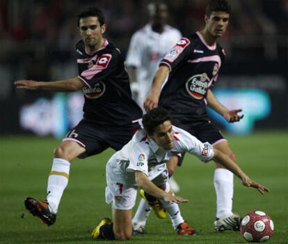 Jesús Navas cae entre Antonio Tomás (a la izquierda) y Juan Domínguez.