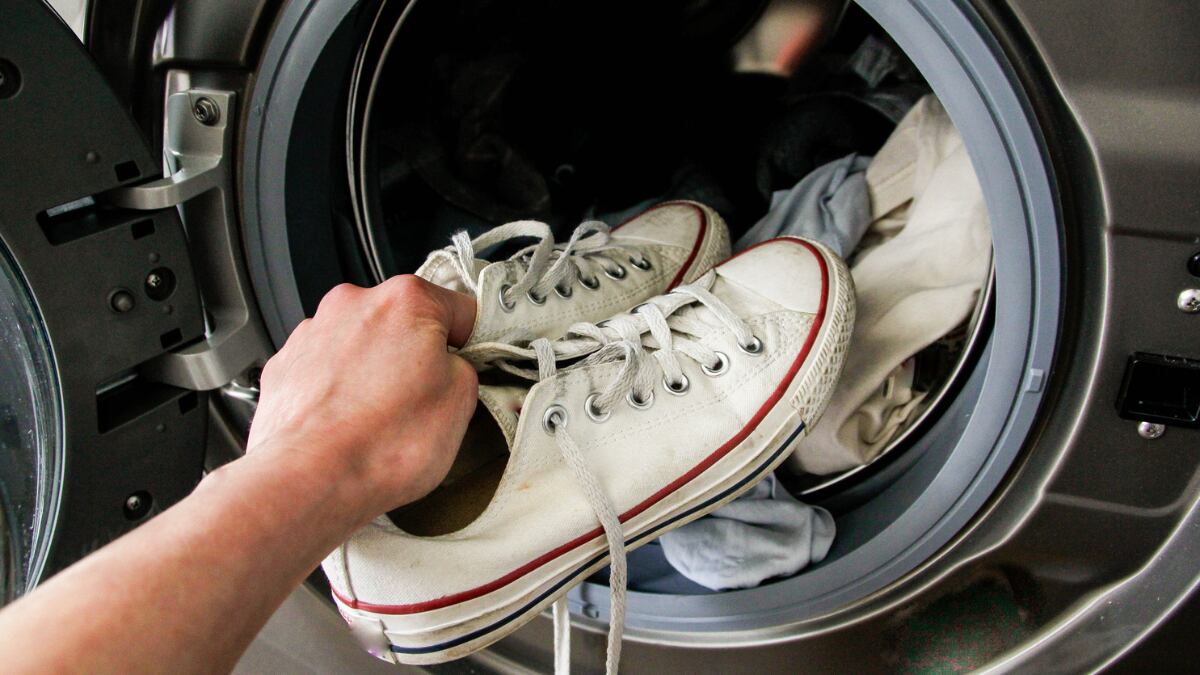 Así podrás meter tus zapatillas en la lavadora y evitar desastres 