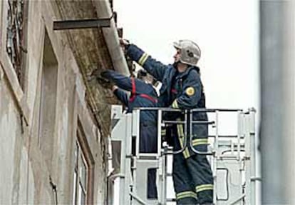 Los bomberos comprueban el estado de un edificio del centro de Valencia.