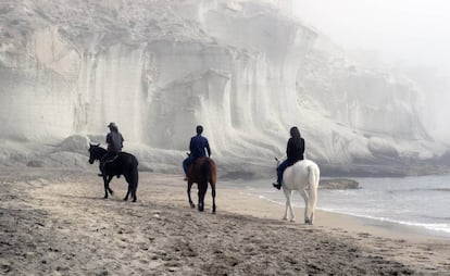 Paseo ecuestre de Hípica Aguamarga por la cala de Enmedio (Níjar, Almería).