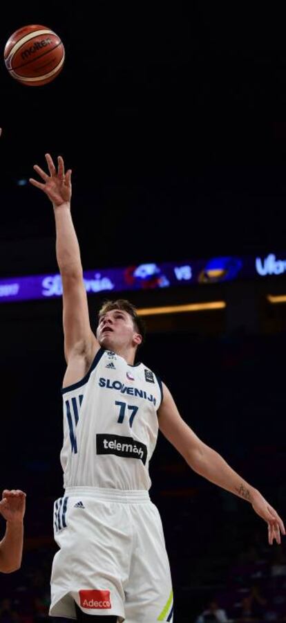 Doncic lanza a canasta