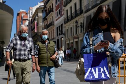 Varias personas pasean por las inmediaciones de la Puerta del Sol de Madrid el 7 de mayo.