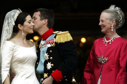 Mary y Federico de Dinamarca, acompañados por la reina Margarita, el día de su boda en Copenhague, el 14 de mayo de 2004.