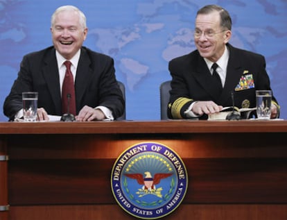 Robert Gates y el general Mike Mullen presentan los recortes presupuestarios.