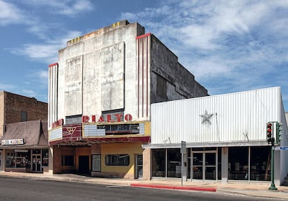 Solitarios vestigios de cristal y hormigón del cine Rialto, en Alice, Texas.