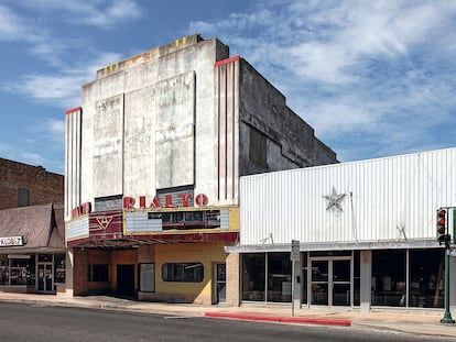 Solitarios vestigios de cristal y hormigón del cine Rialto, en Alice, Texas.