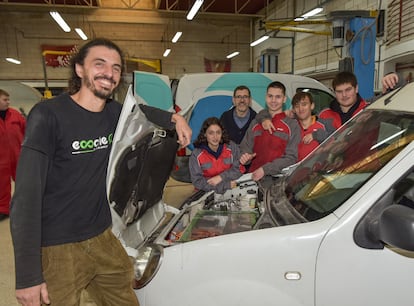 José Milara, director de Ecoche, en el curso para alumnos de FP en Castuera (Badajoz), a mediados de diciembre. / IMAGO 