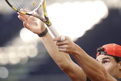 Nadal hace indicaciones durante el entrenamiento.