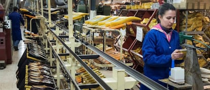 Una operaria trabaja en una fábrica de calzado de Valverde del Camino (Huelva). 