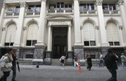 Vista de la entrada del Banco Central de Argentina en Buenos Aires. El Gobierno argentino anunció que permitirá a particulares adquirir divisa extranjera para tenencia y ahorro, en medio de un desplome del peso argentino frente al dólar sin precedentes en más de una década.