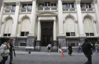 Vista de la entrada del Banco Central de Argentina en Buenos Aires. El Gobierno argentino anunci&oacute;  que permitir&aacute; a particulares adquirir divisa extranjera para tenencia y ahorro, en medio de un desplome del peso argentino frente al d&oacute;lar sin precedentes en m&aacute;s de una d&eacute;cada.