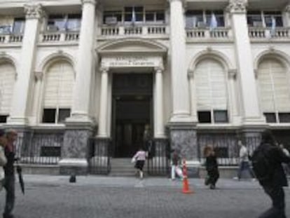 Vista de la entrada del Banco Central de Argentina en Buenos Aires. El Gobierno argentino anunci&oacute;  que permitir&aacute; a particulares adquirir divisa extranjera para tenencia y ahorro, en medio de un desplome del peso argentino frente al d&oacute;lar sin precedentes en m&aacute;s de una d&eacute;cada.