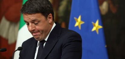 El primer ministro italiano, Matteo Renzi, anuncia su dimisión, en rueda de prensa, tras la derrota sufrida en el referéndum sobre la reforma constitucional, el 4 de diciembre de 2016.