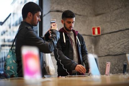 Interior de la tienda de Apple Store en la Puerta del Sol de Madrid mirando los nuevos modelos del iPhone 7. 