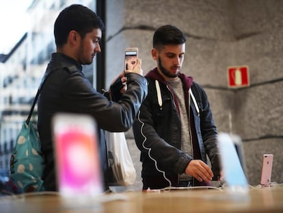Interior de la tienda de Apple Store en la Puerta del Sol de Madrid. Foto de Archivo