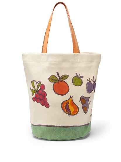 Si prefieres llevar las frutas de accesorios te gustará este bolso de Mansur Gavriel en colaboración con la icónica Stamperia Pascucci de La Toscana, que lleva fabricando telas estampadas desde 1826. El resultado es este bolso de lona todoterreno. 395€.