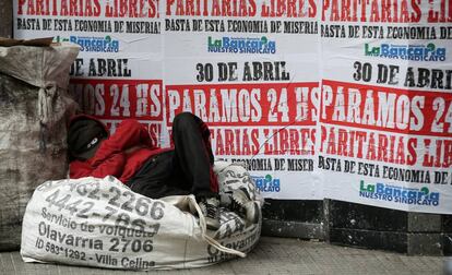 Un hombre duerme en la calle en el centro de Buenos Aires.