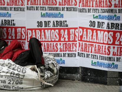 Un hombre duerme en la calle en el centro de Buenos Aires.