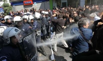 La policía usa aerosoles para dispersar a los manifestantes el domingo en Creta.