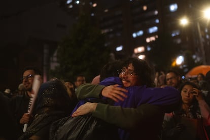 Varias personas celebran el fallo en Bogotá.