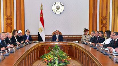 Al Sisi presidiendo el primer Consejo de Ministros después de una profunda remodelación de su gabinete. 