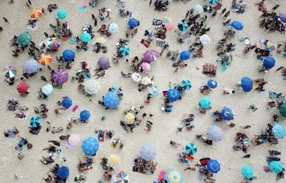 Banhistas na praia de Ipanema, no Rio de Janeiro.