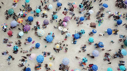 Banhistas na praia de Ipanema, no Rio de Janeiro.