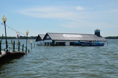 En Puerto Bolívar, provincia de El Oro, que colinda con Perú, parte del muelle de cabotaje ha quedado destruido por el seísmo. En la imagen, Puerto Bolivar después del seísmo.