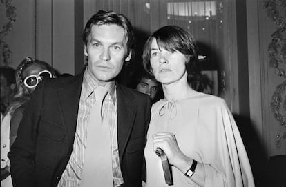 Glenda Jackson posa con el actor austriaco Helmut Berger, en el festival de Cannes, el 20 de mayo de 1976.