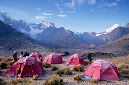 Acampada frente a las montañas de la Cordillera Blanca.