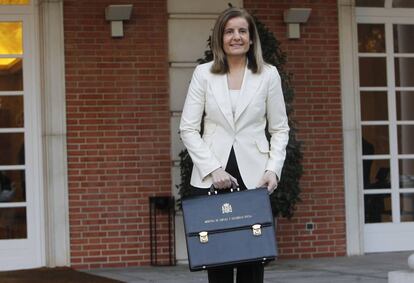 La ministra de Empleo y Seguridad Social, Fátima Báñez, a las puertas de La Moncloa.