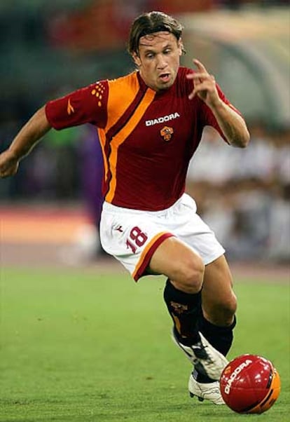 Cassano comenzó a jugar en el ProInter y en los juveniles del Bari. El 11 de diciembre de 1999 debutó en la Primera División con el Bari en un derby frente al Lecce. En 2001 el Roma de Fabio Capello fichó al delantero por 60.000 millones de liras (unos 30 millones de euros).