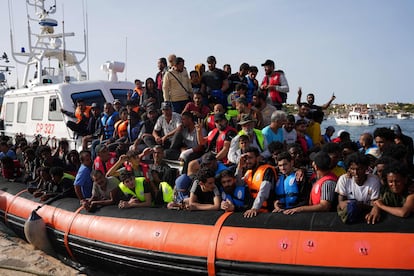 Un grupo de migrantes, a su llegada al puerto de la isla italiana de Lampedusa, el lunes.