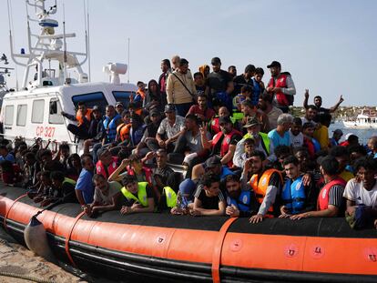 Un grupo de migrantes, a su llegada al puerto de la isla italiana de Lampedusa, el lunes.