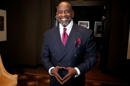 El hoy millonario Chris Gardner, vivió con su hijo en la calle a la espera de conseguir una oportunidad en el mundo financiero.