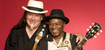 Los 'bluesmen' Smokin' Joe Kubek y Bnois King.