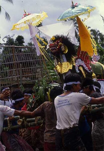 Ceremonia funeraria en Bali, con la figura de un toro llevada en andas en una aldea de la isla indonesia.