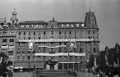 El Hotel Colón de Barcelona, con pancartas e imágenes en su fachada de Lenin y Stalin en julio del 36.