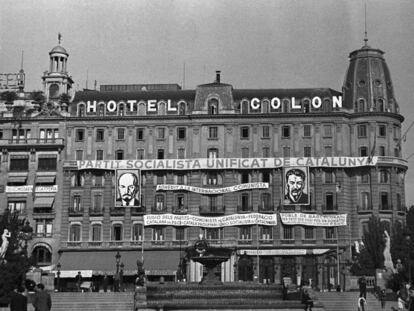 El Hotel Colón de Barcelona, con pancartas e imágenes en su fachada de Lenin y Stalin en julio del 36.