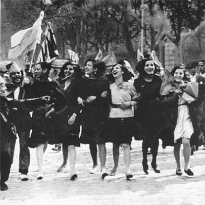 La hoy abogada María Telo, entonces una estudiante de 16 años que iba a cursar Derecho al año siguiente en la Universidad de Salamanca, recuerda aquel primer hito en la historia de las mujeres: "El debate acaparó la atención nacional. Lo seguí por las estupendas crónicas de Josefina Carabias. El voto fue lo primero que consiguió la mujer. Seguía siendo una eterna menor respecto al marido y no tenía personalidad jurídica, pero al menos podía votar", señala Telo. Sabe bien de lo que habla: las incipientes esperanzas de cambio para la mujer quedaron ahogadas por la Guerra Civil y la dictadura. Habría que esperar a 1975 para que la española obtuviera plena capacidad jurídica.