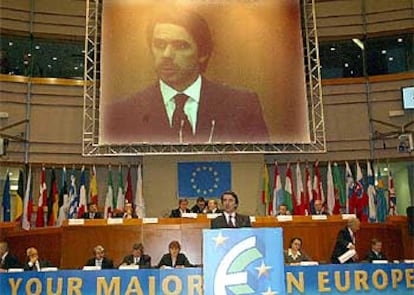 Aznar, en una pantalla gigante durante su intervención en el XVI Congreso del PP.