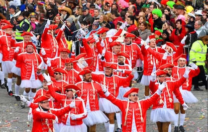 Una multitud celebra el tradicional desfile de carnaval en Dusseldorf.