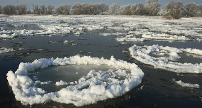 Un c&iacute;rculo de hielo flota en el r&iacute;o Elba (Alemania).